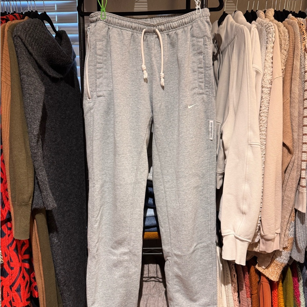 Nike Standard Issue Dri-Fit Gray Sweatpants - Small